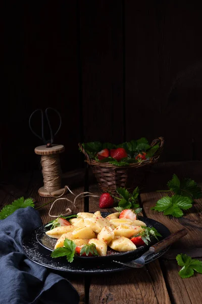 Kopytka - polskie pierogi ziemniaczane z truskawkami — Zdjęcie stockowe