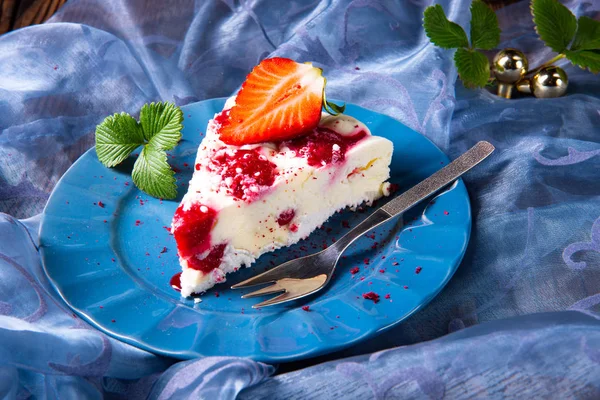Krásný a chutný tvarohový koláč bez pečení s jahodami — Stock fotografie