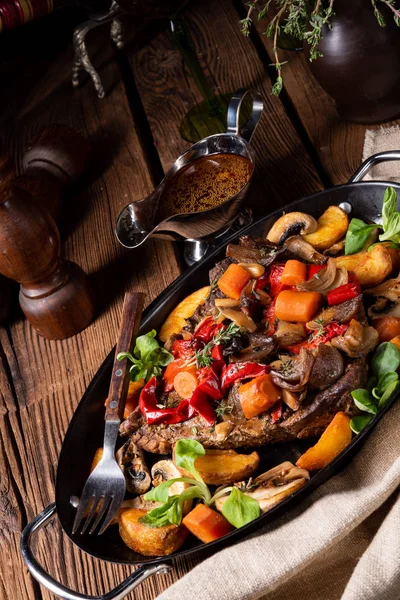 Tender beef topped with various vegetables — Stock Photo, Image