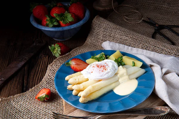 Asperges cuites aux œufs et pommes de terre — Photo