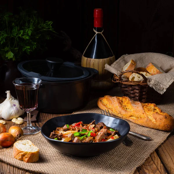 Klassisches Rindergulasch mit Paprika und Zwiebeln — Stockfoto