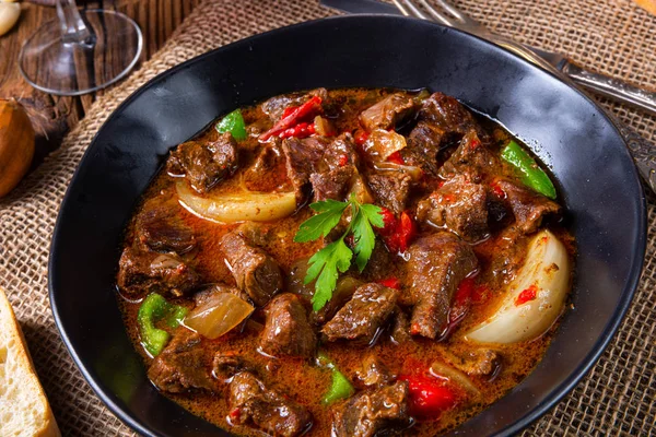 Klassieke rundergoulash met paprika 's en uien — Stockfoto