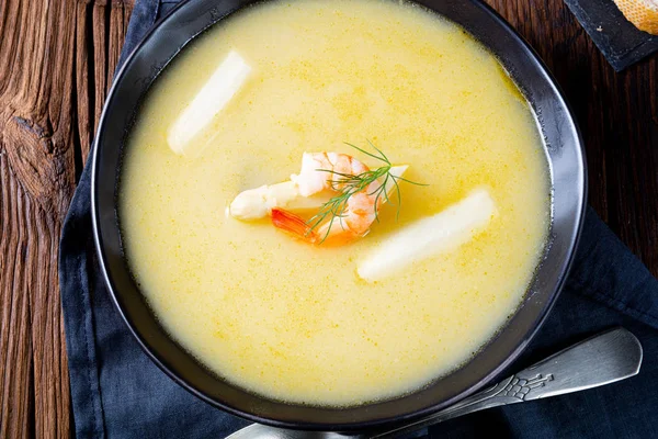 Super délicieuse soupe aux asperges au crabe et câpres  . — Photo