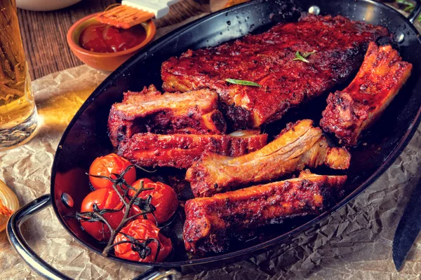 Gegrillte Rippchen in würziger Marinade mit Salat und Gemüse — Stockfoto