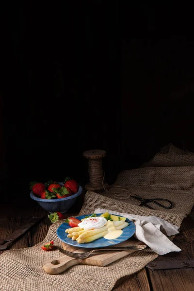 Espárragos cocidos con huevo y patatas — Foto de Stock