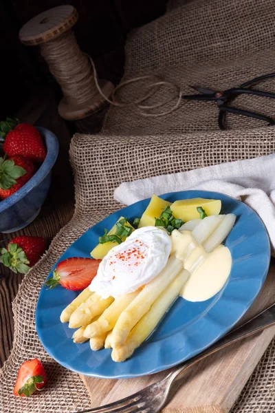 Gekookte asperges met ei en aardappelen — Stockfoto