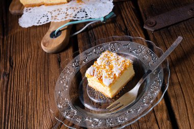 Çerezlerle dolu teneke kutudan sulu peynirli kek