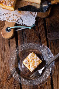 Çerezlerle dolu teneke kutudan sulu peynirli kek