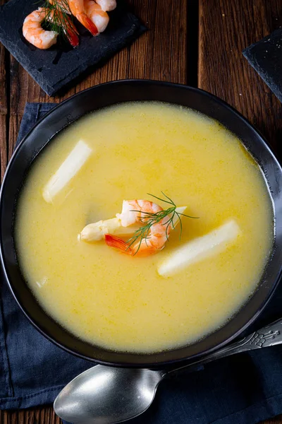 Super délicieuse soupe aux asperges au crabe et câpres  . — Photo