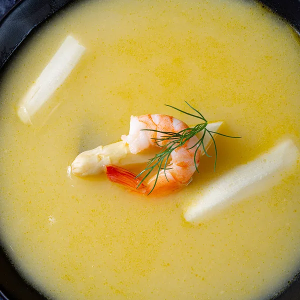 Super délicieuse soupe aux asperges au crabe et câpres  . — Photo