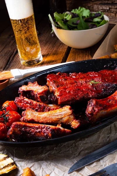 Grilled ribs in spicy marinade with salad and vegetables — Stock Photo, Image