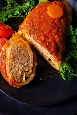 Kavrulmuş lahana rulo ile pirinç ve kıyma göre
