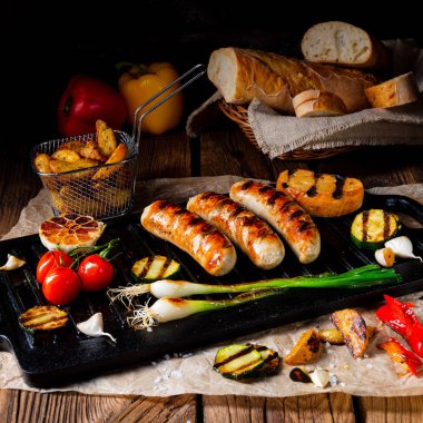 Çeşitli ızgara sebzelerle ızgara sosis