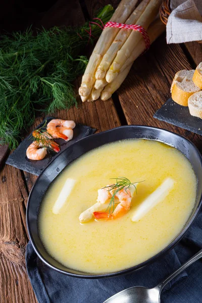 Super délicieuse soupe aux asperges au crabe et câpres  . — Photo