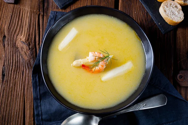 Super délicieuse soupe aux asperges au crabe et câpres  . — Photo