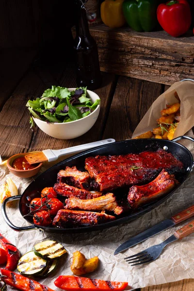 Grilled ribs in spicy marinade with salad and vegetables — Stock Photo, Image