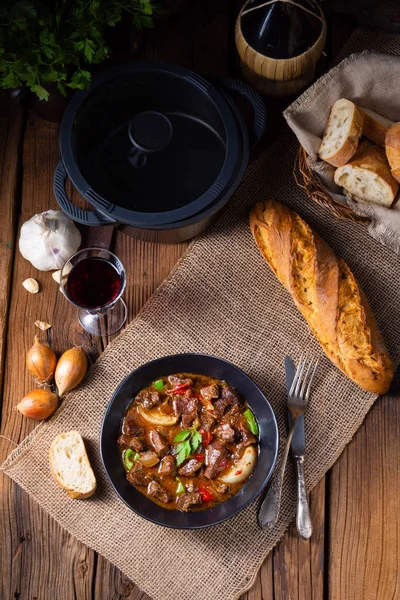 Klassisches Rindergulasch mit Paprika und Zwiebeln — Stockfoto