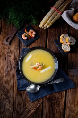 Yengeç ve kapari ile süper lezzetli kuşkonmaz çorbası .