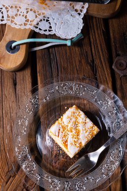 Çerezlerle dolu teneke kutudan sulu peynirli kek