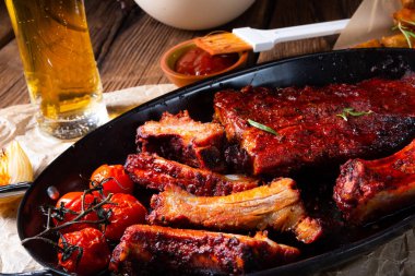 Baharatlı salata ve sebzeli ızgara kaburga.