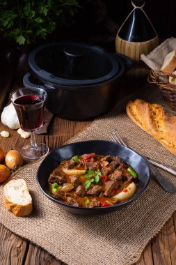 Biber ve soğanlı klasik sığır kebabı.