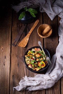 Yeşil kuşkonmaz, zeytin ve jambonlu makarna salatası.