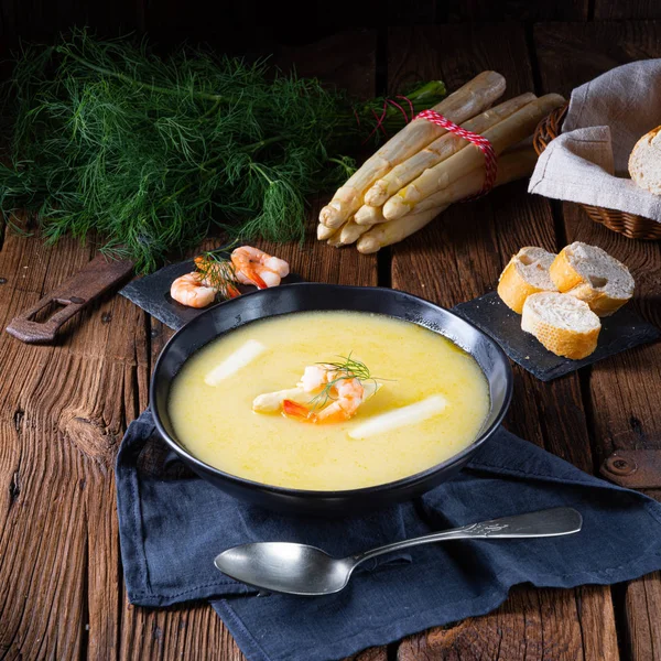 Super deliziosa zuppa di asparagi con granchio e capperi  . — Foto Stock