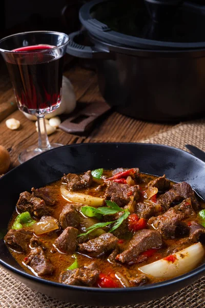 Gulash clásico de ternera con pimientos y cebollas — Foto de Stock