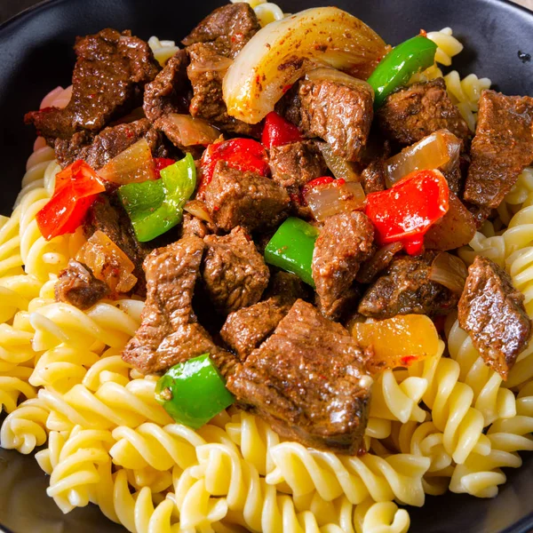 Fussili fideos con klaschise gulash picante y pimentón —  Fotos de Stock