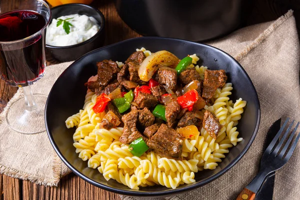 Fussili noodle met klaschise pittige goulash en paprika — Stockfoto