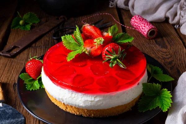 Délicieuse tarte au quark à la crème aux fraises — Photo