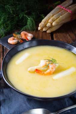 Yengeç ve kapari ile süper lezzetli kuşkonmaz çorbası .