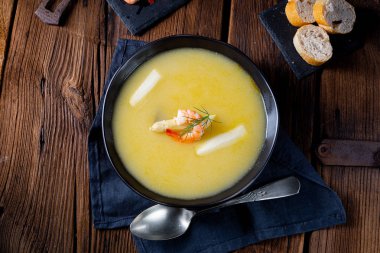 Yengeç ve kapari ile süper lezzetli kuşkonmaz çorbası .