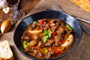 Biber ve soğanlı klasik sığır kebabı.