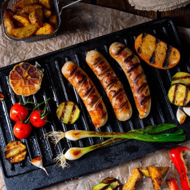 Çeşitli ızgara sebzelerle ızgara sosis