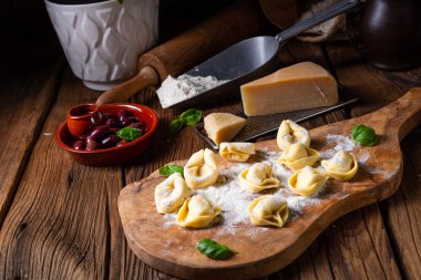 Peynir ve biberli lezzetli tortellini di formaggio.