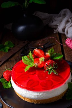 Çilekli kremalı turta.