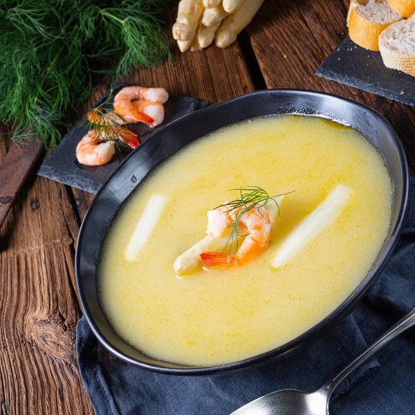 Super leckere Spargelsuppe mit Krabben und Kapern . — Stockfoto