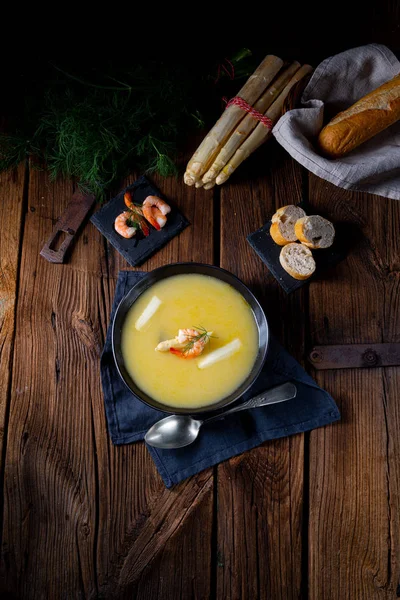 Super leckere Spargelsuppe mit Krabben und Kapern . — Stockfoto