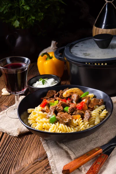 Fussili fideos con klaschise gulash picante y pimentón —  Fotos de Stock