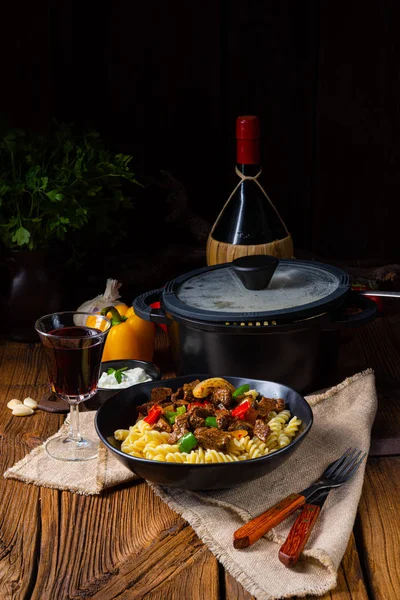 Macarrão Fussili com goulash picante klaschise e páprica — Fotografia de Stock