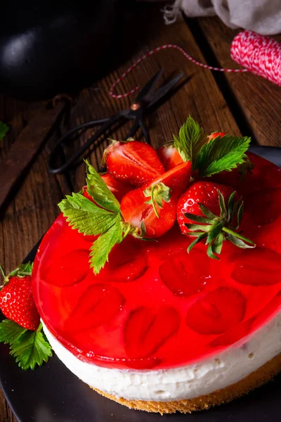 Leckere Sahnequarkkuchen mit Erdbeeren — Stockfoto