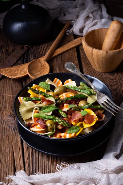 Ensalada de pasta con espárragos verdes, aceitunas y jamón de parma —  Fotos de Stock