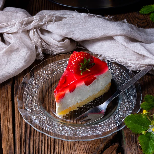 Heerlijke aardbeienroom kaastaart met koekjesbodem — Stockfoto