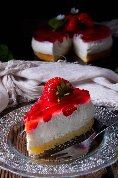 Delicious strawberry cream cheese pie with biscuit base — Stock Photo, Image