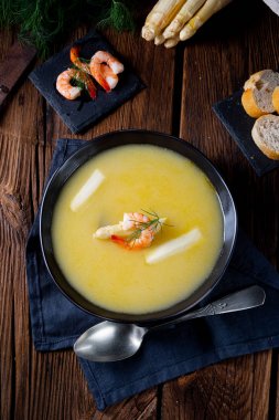 Yengeç ve kapari ile süper lezzetli kuşkonmaz çorbası .