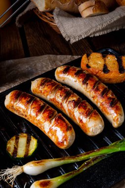 Çeşitli ızgara sebzelerle ızgara sosis