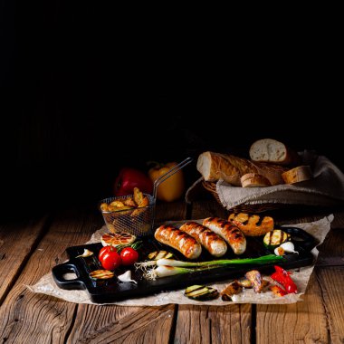 Çeşitli ızgara sebzelerle ızgara sosis