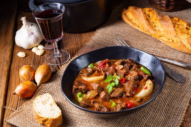 Biber ve soğanlı klasik sığır kebabı.