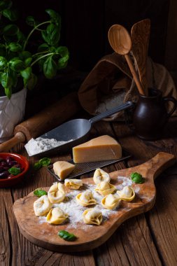 Peynir ve biberli lezzetli tortellini di formaggio.